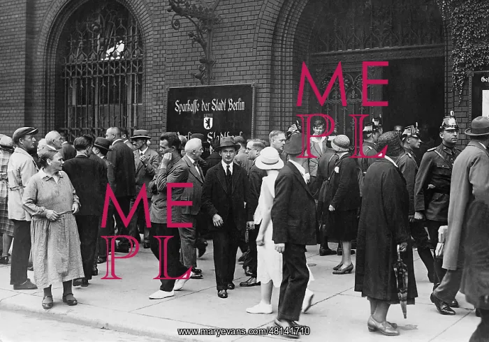 : Crowd outside a branch of the Sparkasse in Berlin, 1931 : Crowd outside a branch of the Sparkasse in Berlin, 1931