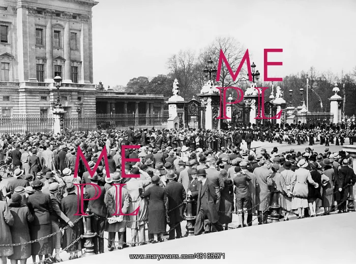 : Crowd outside Buckingham Palace on the occasion of the Silve : Crowd outside Buckingham Palace on the occasion of the Silve