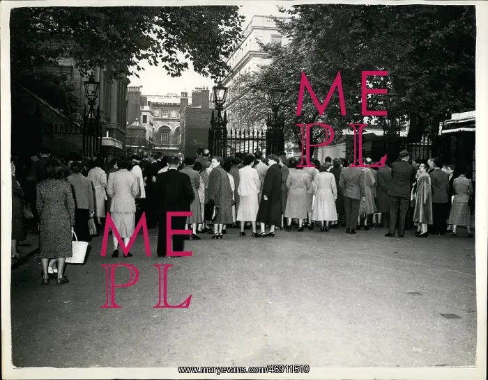 : Crowd outside Clarence House, Townsend visit : Crowd outside Clarence House, Townsend visit