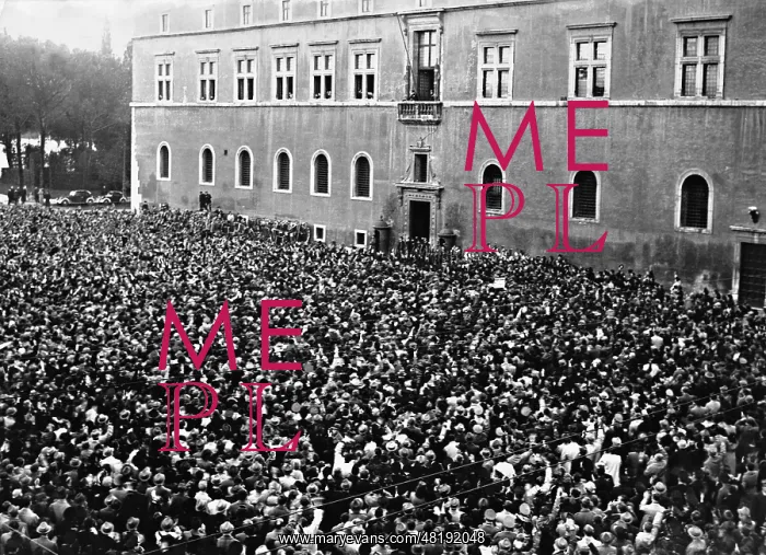 : Crowd in front of the Palazzo Venezia in Rome, 1941 : Crowd in front of the Palazzo Venezia in Rome, 1941