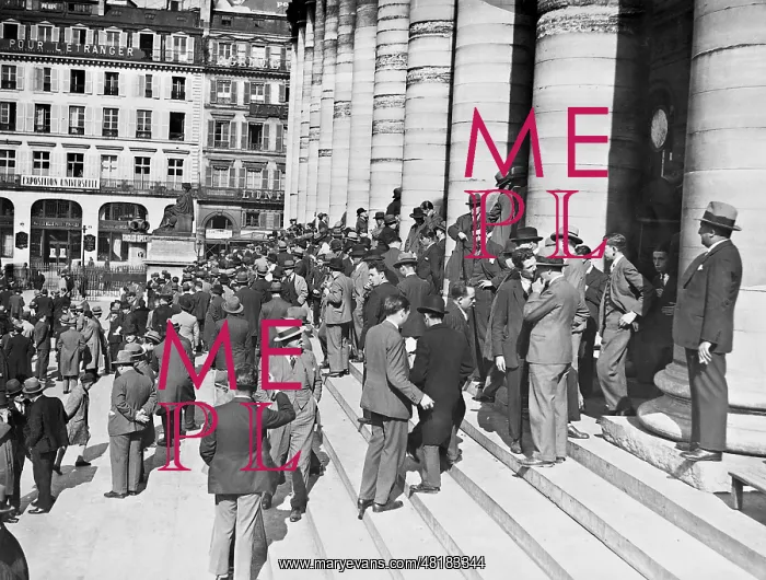 : A crowd in front of the Paris Stock Exchange, 1931 : A crowd in front of the Paris Stock Exchange, 1931