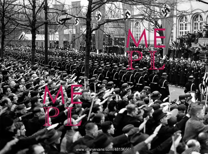 : Crowd of people in front of the Kroll Opera House, 1938 : Crowd of people in front of the Kroll Opera House, 1938