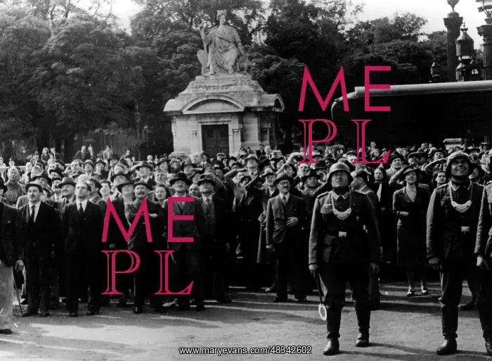 : Crowd of people at the Place de la Concorde in Paris, 1940 : Crowd of people at the Place de la Concorde in Paris, 1940