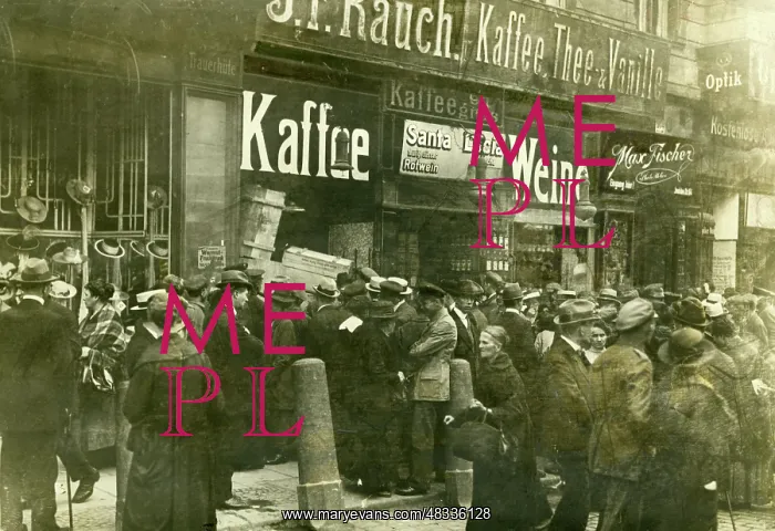 : Crowd of people in front of a shop in Berlin, 1919 : Crowd of people in front of a shop in Berlin, 1919