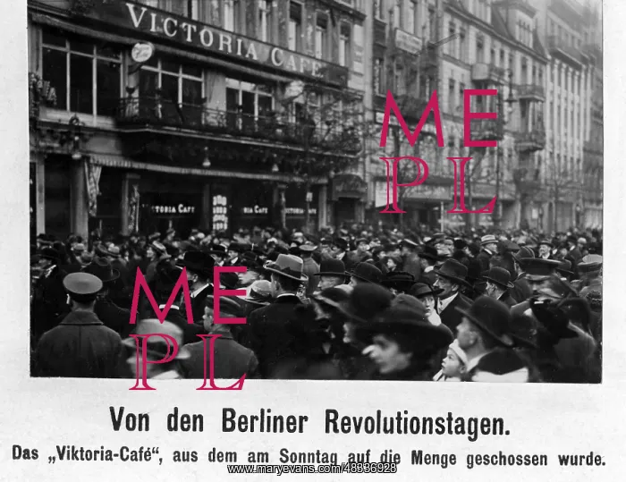 : Crowd of people in front of the Victoria Cafe in Berlin : Crowd of people in front of the Victoria Cafe in Berlin