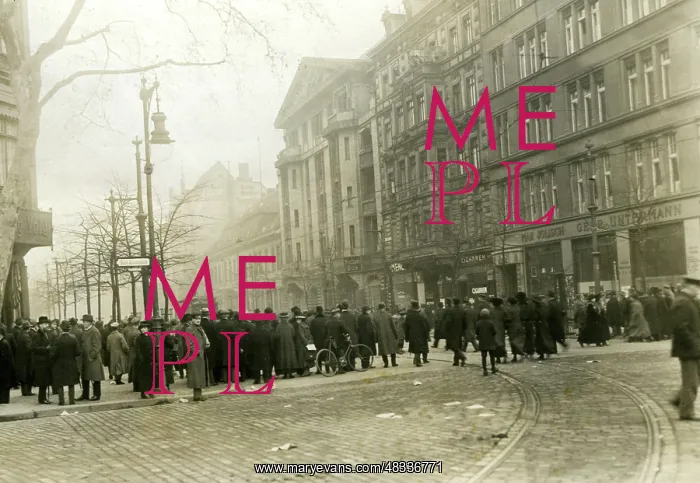 : Crowd of people in front of the Vorwaerts : Crowd of people in front of the Vorwaerts