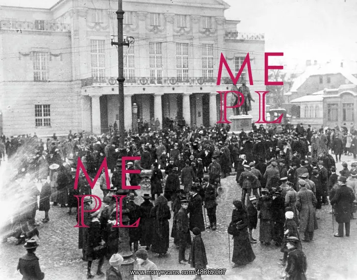 : Crowd of people in front of the Weimar National Theater : Crowd of people in front of the Weimar National Theater