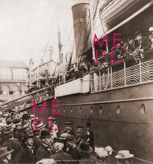 : Crowd at the pier sees off the S.S. ANGELO, ? : Crowd at the pier sees off the S.S. ANGELO, ?