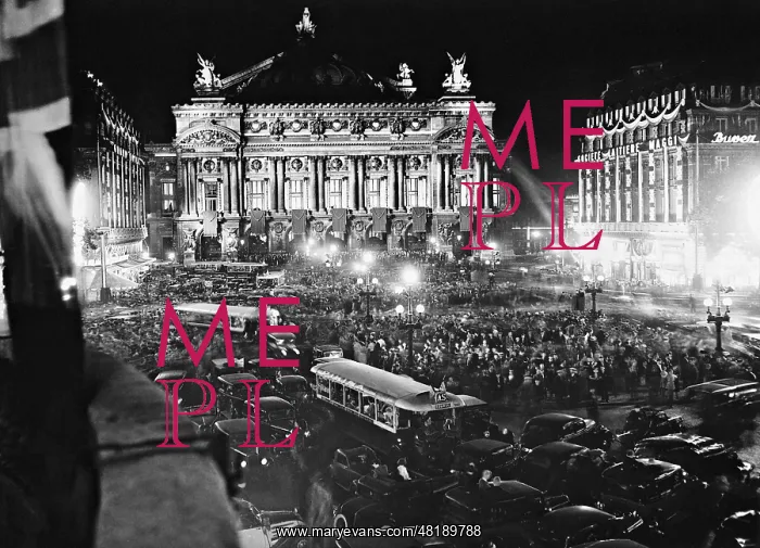 : Crowd at the Place de l'Opera, 1938 : Crowd at the Place de l'Opera, 1938
