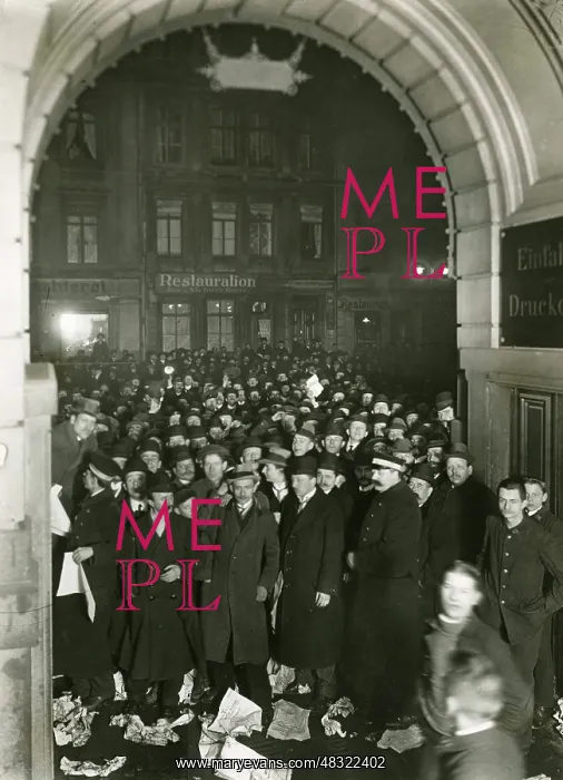: Crowd in front of the portal of the Berliner : Crowd in front of the portal of the Berliner