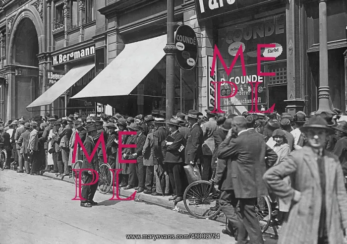 : Crowd in front of the post office bank in Berlin, 1923 : Crowd in front of the post office bank in Berlin, 1923