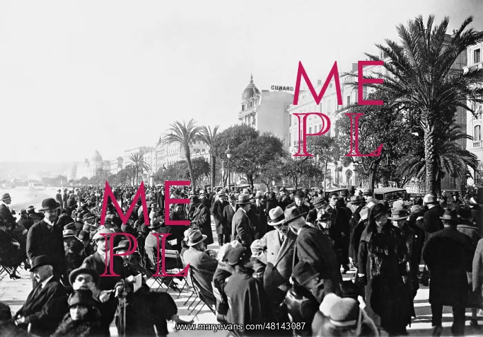 : Crowd on the Promenade of the English in Nice, 1934 : Crowd on the Promenade of the English in Nice, 1934