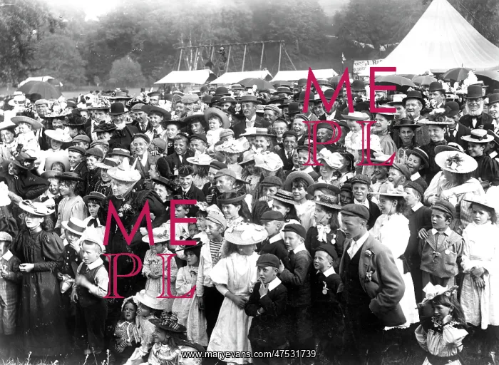  : Crowd at Punch and Judy Show