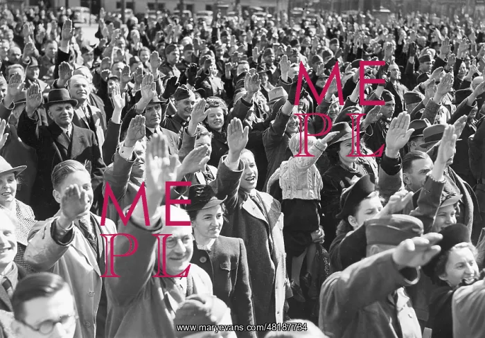 : Crowd in front of the Reich Chancellery, 1940 : Crowd in front of the Reich Chancellery, 1940
