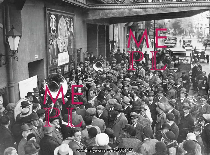 : Crowd in front of the Scala in Berlin, 1920s : Crowd in front of the Scala in Berlin, 1920s