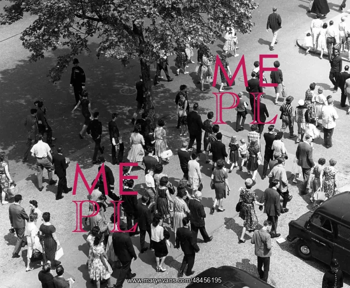 : CROWD SCENE 1950S : CROWD SCENE 1950S