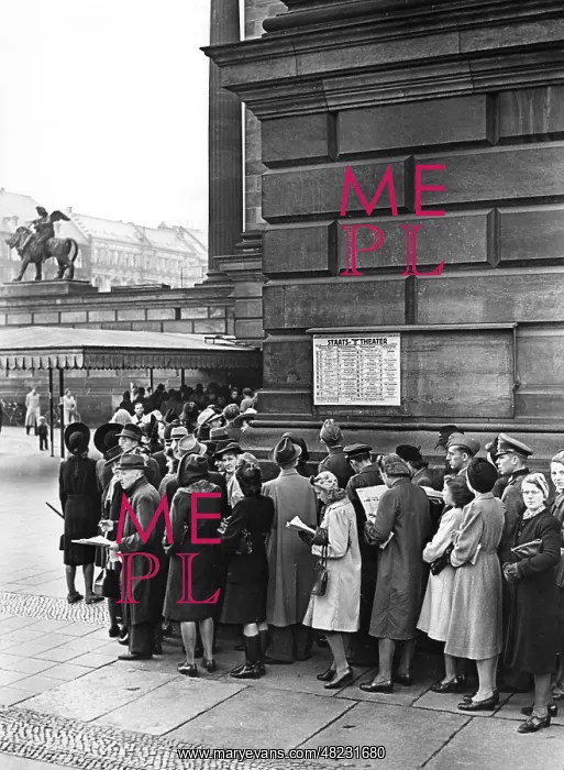 : Crowd standing in line for theater tikets, 1942 : Crowd standing in line for theater tikets, 1942