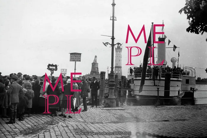 : Crowd in front of a steamer on Lake Constance, 1927 : Crowd in front of a steamer on Lake Constance, 1927