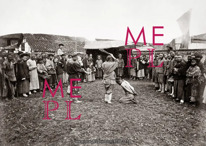 : Crowd watching execution by decapitation, China c.1880's : Crowd watching execution by decapitation, China c.1880's
