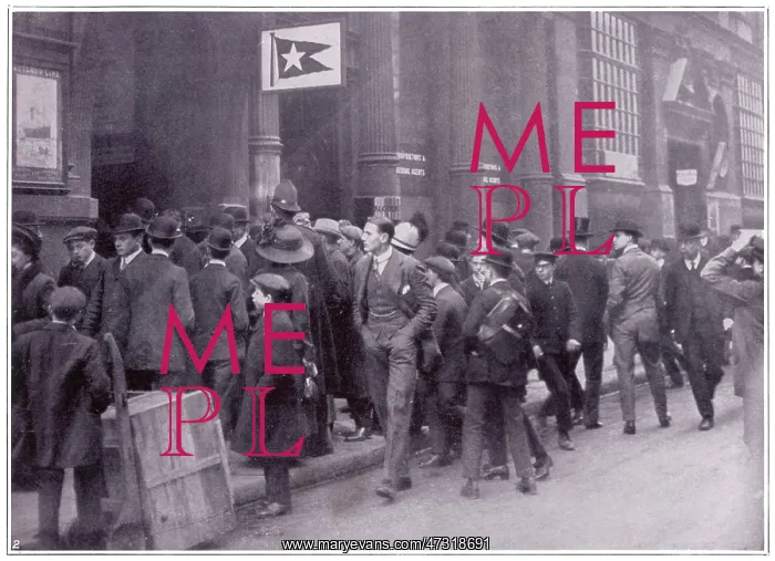  : Crowd at White Star Line office after Titanic disaster