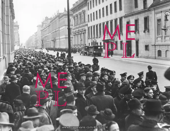 : Crowd in the Wilhelmstrasse in front of the : Crowd in the Wilhelmstrasse in front of the