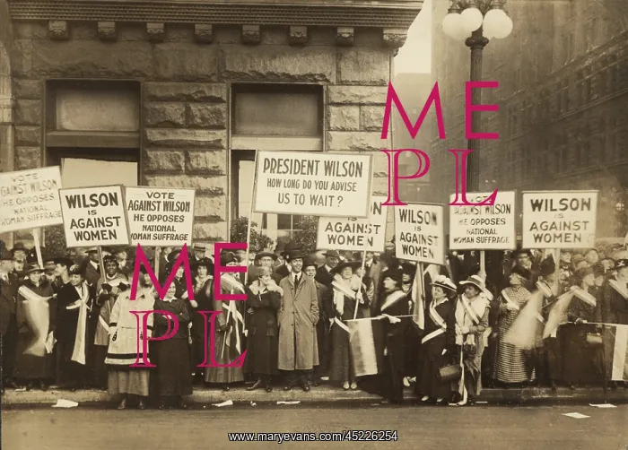 : Crowd of women's suffrage supporters demonstrating ? : Crowd of women's suffrage supporters demonstrating ?