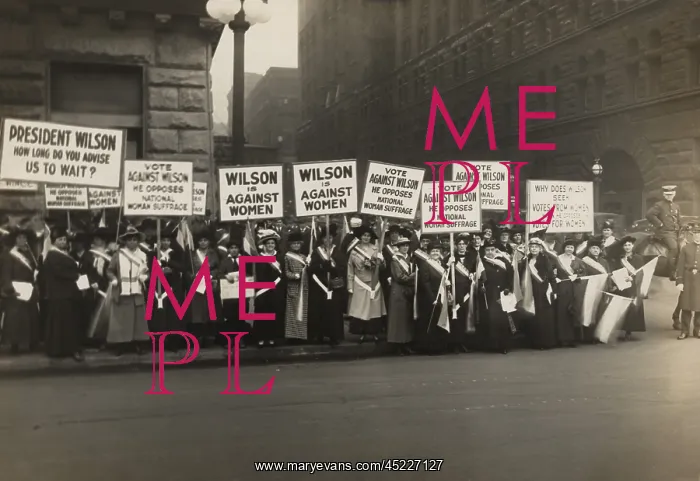 : Crowd of women's suffrage supporters demonstrating ? : Crowd of women's suffrage supporters demonstrating ?