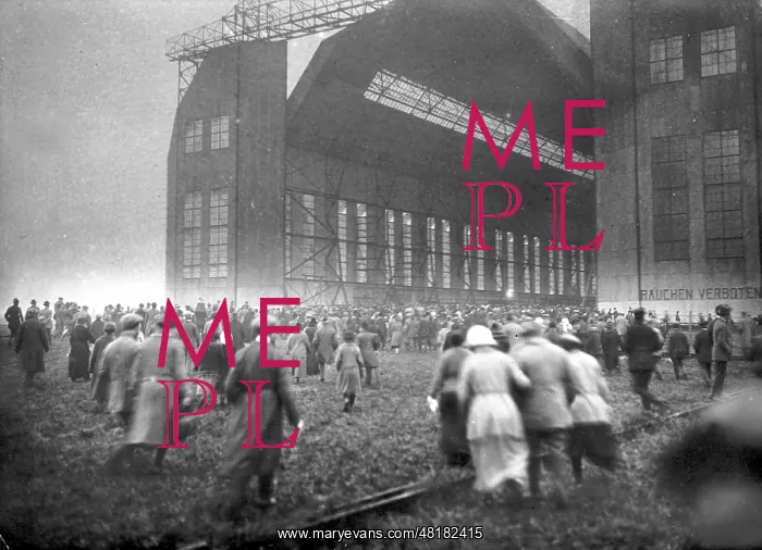  : Crowd in front of the Zeppelin aircraft works in Friedrichsh
