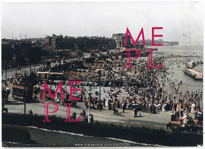 : Crowded beach in Margate, Kent : Crowded beach in Margate, Kent
