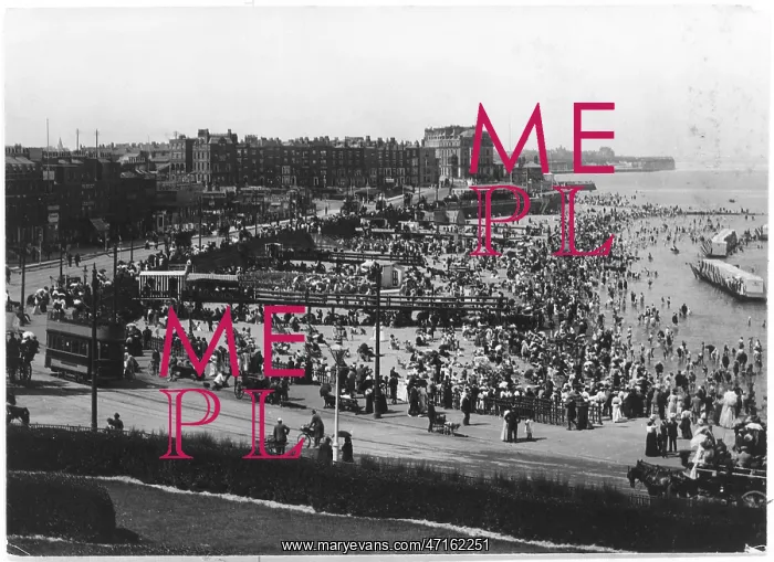 : Crowded beach in Margate, Kent : Crowded beach in Margate, Kent