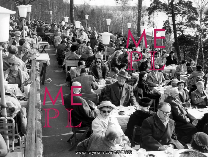 : Crowded restaurants in Berlin in April 1958 : Crowded restaurants in Berlin in April 1958