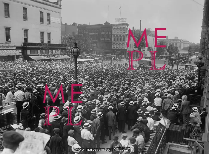 : Crowds arriving at the Jack Dempsey-Georges Carpentier : Crowds arriving at the Jack Dempsey-Georges Carpentier