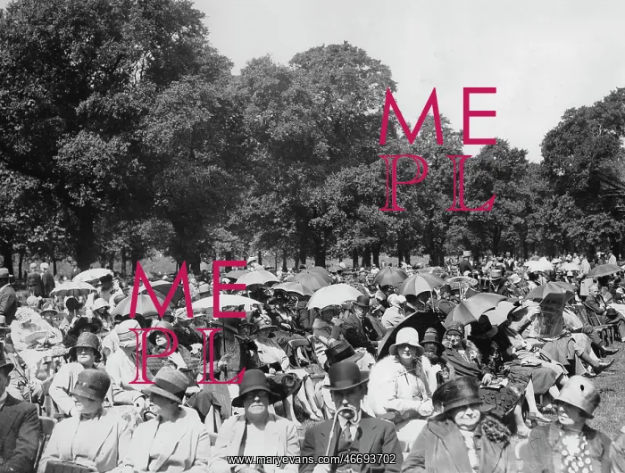 : Crowds at Ascot Sunday - About 1930 : Crowds at Ascot Sunday - About 1930