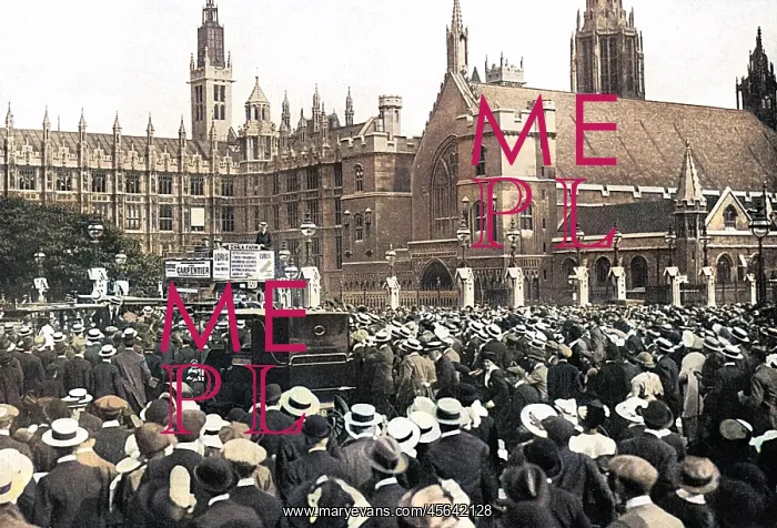 : Crowds assembled in London on the outbreak of WWI : Crowds assembled in London on the outbreak of WWI