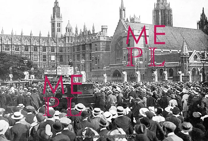 : Crowds assembled in London on the outbreak of WWI : Crowds assembled in London on the outbreak of WWI