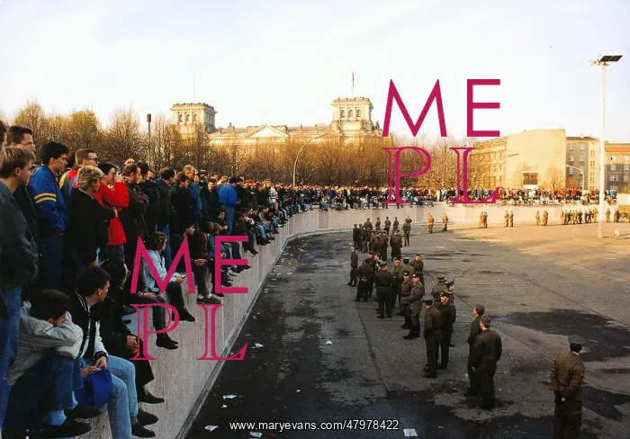 : Crowds on the Berlin Wall : Crowds on the Berlin Wall