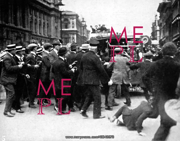 : Crowds cheering Mr. Asquith's car : Crowds cheering Mr. Asquith's car