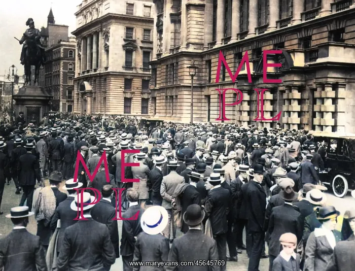 : Crowds gathered outside War Office in August 1914, WW1 : Crowds gathered outside War Office in August 1914, WW1