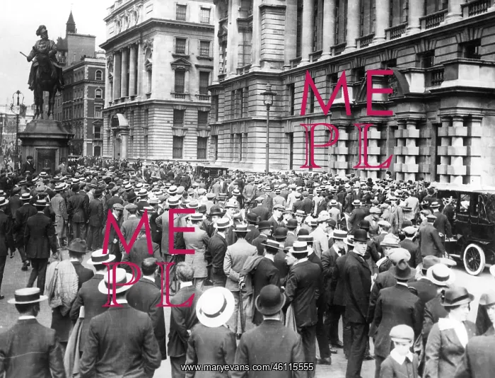 : Crowds gathered outside War Office in August 1914, WW1 : Crowds gathered outside War Office in August 1914, WW1