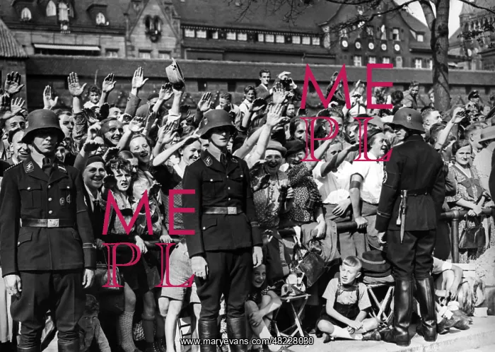 : Crowds in front of Hotel Deutscher Hof at the Nuremberg : Crowds in front of Hotel Deutscher Hof at the Nuremberg