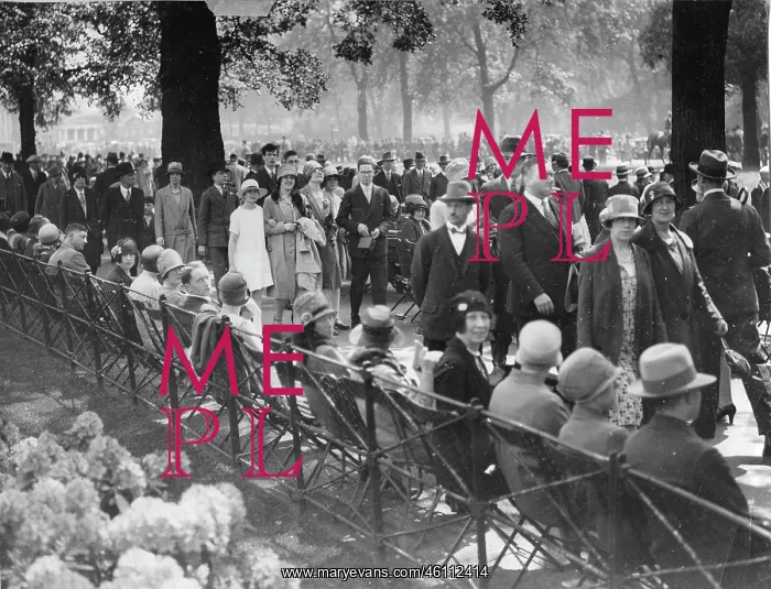 : Crowds in a London park - About 1935 : Crowds in a London park - About 1935