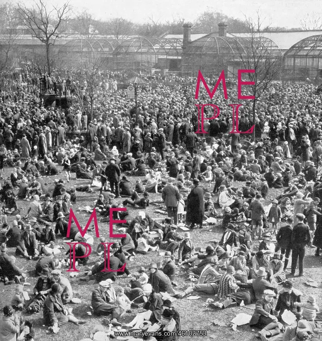 : Crowds at London Zoo on Easter Monday, 1928 : Crowds at London Zoo on Easter Monday, 1928