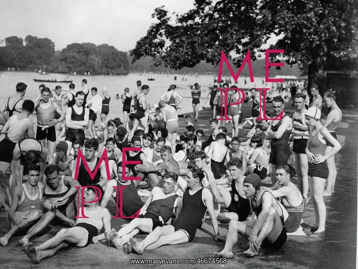 : Crowds in the openair bath Serpentine : Crowds in the openair bath Serpentine