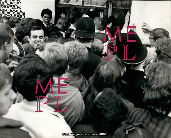 : Crowds outside Beatles Apple store, London : Crowds outside Beatles Apple store, London