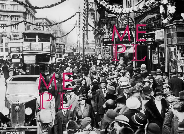 : Crowds of people in the Oxford Street : Crowds of people in the Oxford Street