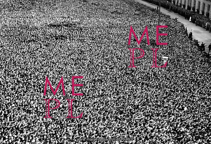 : Crowds of people in front of the Reich Chancellery after the : Crowds of people in front of the Reich Chancellery after the