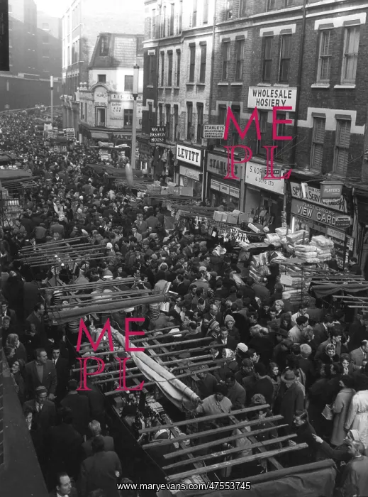  : Crowds at a street market in London