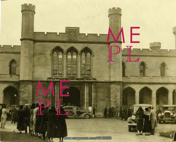 : Crowds at the trial of Mrs Doris Teesdale, Lincoln : Crowds at the trial of Mrs Doris Teesdale, Lincoln