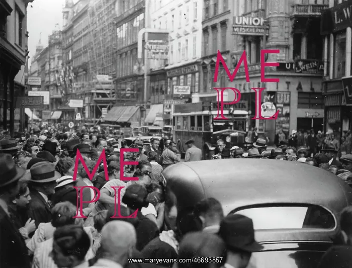 : Crowds at the visit of Marlene Dietrich : Crowds at the visit of Marlene Dietrich