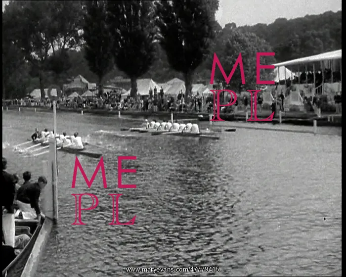 : Crowds Watching the Henley Royal Regatta : Crowds Watching the Henley Royal Regatta